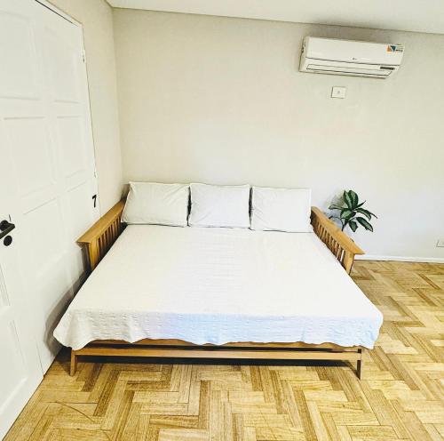 Una cama o camas en una habitación de Jaque Mate Hostel