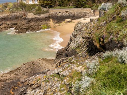 - une vue sur la plage au bord de l'eau dans l'établissement Apartment Ancadau by Interhome, à Saint-Malo