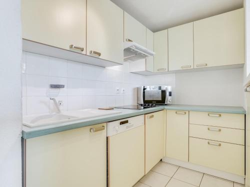 Dapur atau dapur kecil di Apartment Les écureuils by Interhome