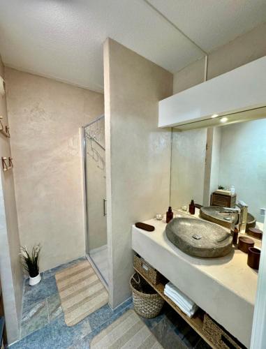 une salle de bain avec un lavabo et un miroir dans l'établissement SWEET HOME Le 82, à Cannes