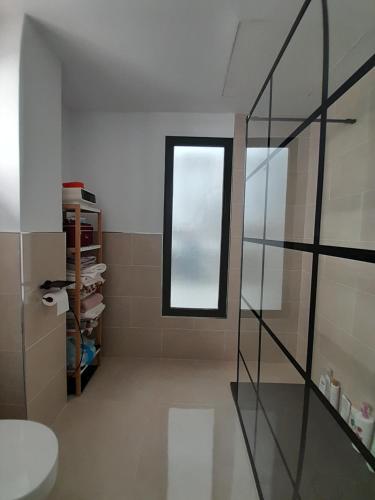 uma casa de banho com um WC e uma janela em Valle Verde Alcaidesa em San Roque
