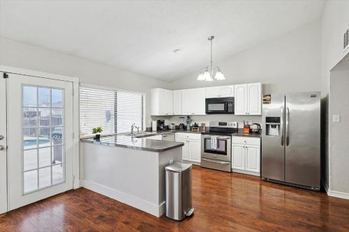Η κουζίνα ή μικρή κουζίνα στο Charming 3 Bedrooms Escape w Pool Yard Foosball