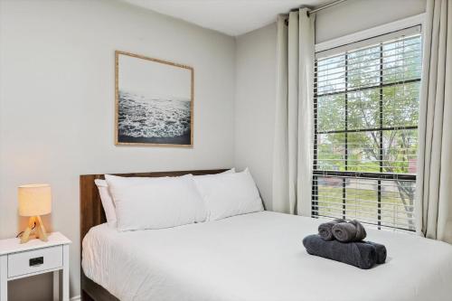 Ένα ή περισσότερα κρεβάτια σε δωμάτιο στο Charming 3 Bedrooms Escape w Pool Yard Foosball