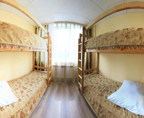エゴリエフスクにあるDomino Innの窓付きの客室で、二段ベッド2台が備わります。