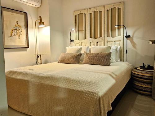 une chambre avec un grand lit avec deux oreillers dans l'établissement Duplex de Lujo nuevo con vista increible al centro y la playa, à Carthagène des Indes