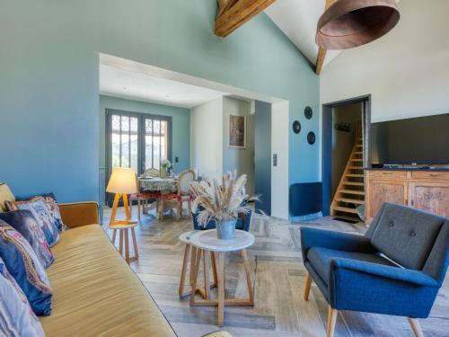 un salon avec un canapé et une table dans l'établissement Holiday Home La Cabane Andernosienne by Interhome, à Andernos-les-Bains