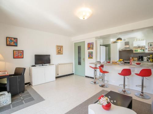 un salon avec une cuisine et des tabourets rouges dans l'établissement Apartment Le Paradou by Interhome, à La Ciotat