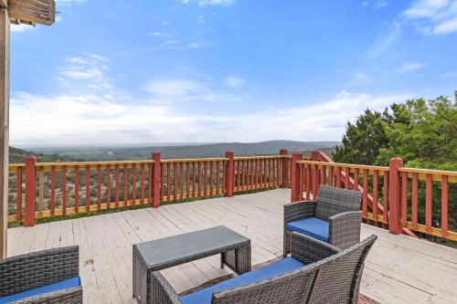 Un balcón o terraza de Entire 2br 2ba hilltop view home Sleeps 8 pets 4 acres Jacuzzi Central AC Kingbeds Office Free WiFi Parking Full Kitchen Refrigerator Washer Dryer Furnished Three 3 Large Sunset Dining Patios Grill Stovetop Oven Hiking Wildlife Firepit Quiet very Secluded