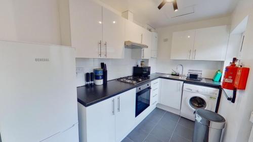 Elegant 2 Bed House Near City Centre photo 9