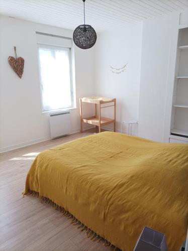 Cette chambre blanche comprend un lit et un bureau. dans l'établissement Gite à Yport, à Yport