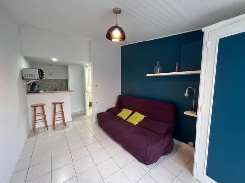 - un salon avec un canapé et un mur bleu dans l'établissement Chez Laurie et Xavier studio 2, à Mignaloux-Beauvoir