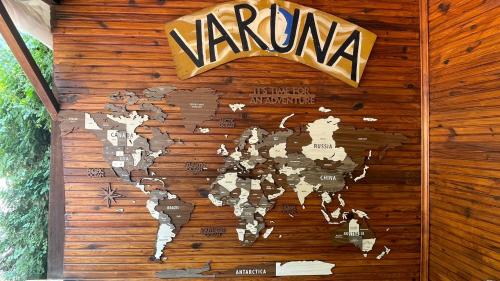 un mapa del mundo en una pared de madera en Olympos Varuna Bungalows, en Olympos