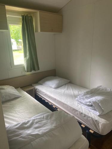 deux lits jumeaux dans une chambre avec fenêtre dans l'établissement terre & mer, à Saujon