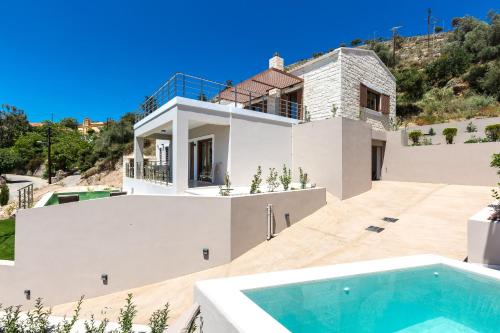 Bazén v ubytování Upper View Villa 1, with private pool nebo v jeho okolí