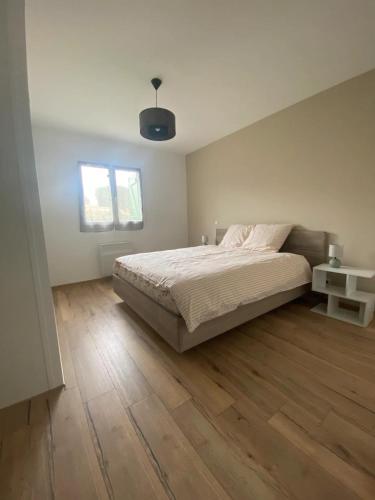 une chambre avec un lit et un parquet dans l'établissement Maison spacieuse avec piscine, à Hinx