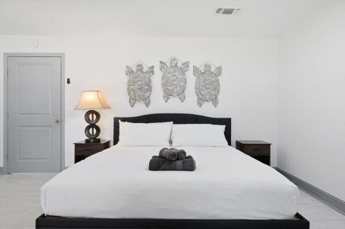 QuinlanにあるYour Lakeside Destination - 3 Bedrooms Lake Accessのベッドルーム1室(白いベッド1台、テディベア付)