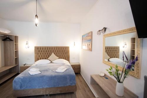 Una cama o camas en una habitación de Serenity Luxe Suites