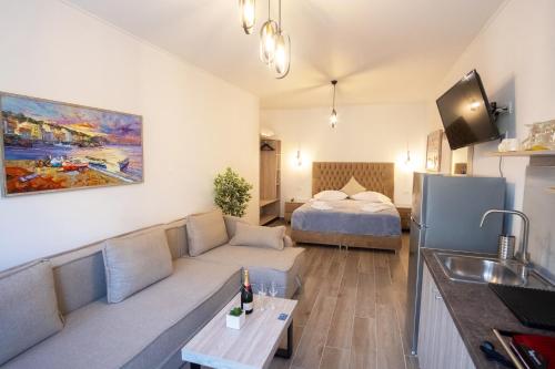 Una cama o camas en una habitación de Serenity Luxe Suites