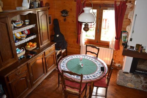 une cuisine avec une table et des chaises ainsi qu'une salle à manger dans l'établissement Chalet familiar con jardín y garage privado, à Bolquère-Pyrénées 2000