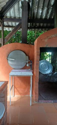 a sink sitting on a table in a brick wall at cabaña La Alejandra in Villavicencio
