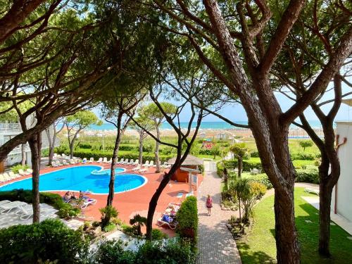 a view of a swimming pool in a resort at Park Hotel Pineta & Dependance Suite in Eraclea Mare