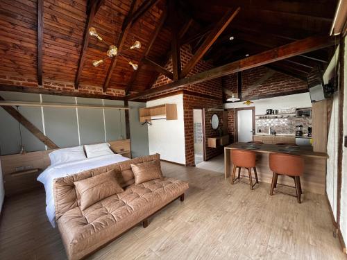 ein Wohnzimmer mit einem Sofa und einer Küche in der Unterkunft La Quinta Mansión Lofts in Baños