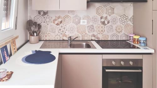 a small kitchen with a sink and a stove at Appartamento VITA in Follonica