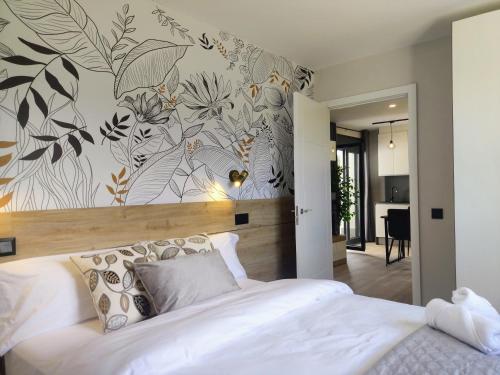 um quarto com uma cama e uma parede com um mural em RINCONES DE RIAZA Solo adultos em Riaza