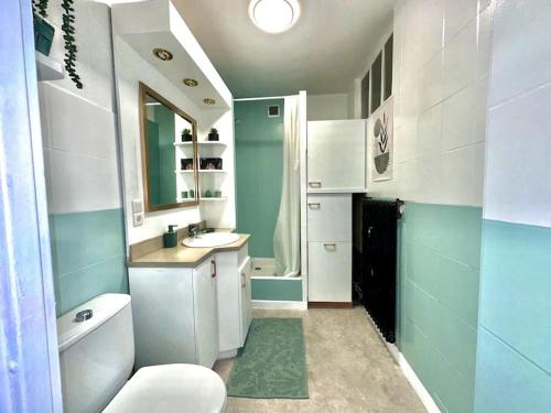 une salle de bain avec un lavabo, des toilettes et un miroir dans l'établissement Bel appartement, chambre et salon à Metz centre, à Metz