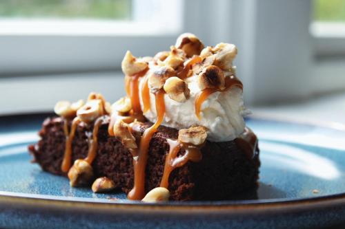 ein Stück Schokoladenkuchen mit Erdnussbutter und Karamell in der Unterkunft Fjord House in Grimo