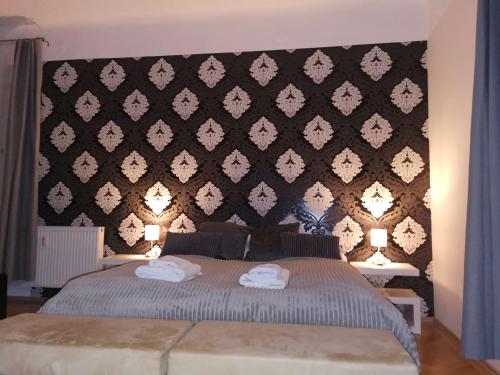 a bedroom with a large bed with two towels at Eisenerzer Apartments - Radmeisterhaus in Eisenerz