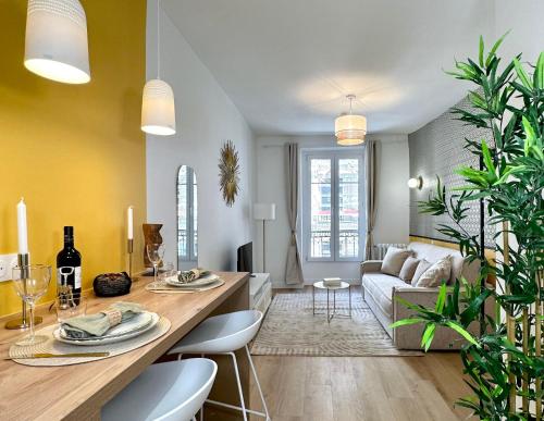 eine Küche und ein Wohnzimmer mit einem Tisch und einem Sofa in der Unterkunft 1576 - Opéra studio in Paris Olympic Games 2024 in Paris