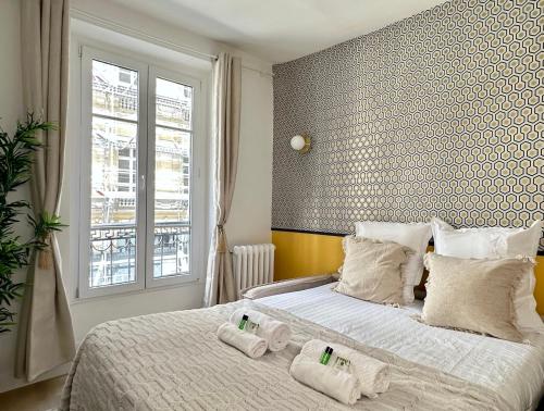 ein Schlafzimmer mit einem Bett mit Handtüchern darauf in der Unterkunft 1576 - Opéra studio in Paris Olympic Games 2024 in Paris