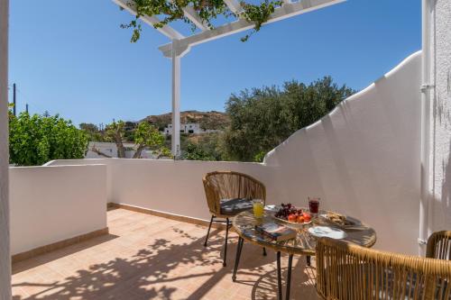 a patio with a table and chairs and a fence at Pergola in Pollonia