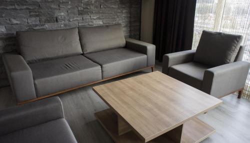 Ruang duduk di Sun Suites