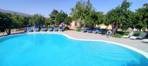 Бассейн в Agriturismo Gli Aranci dell'Etna или поблизости