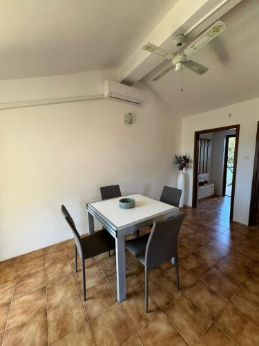 Φωτογραφία από το άλμπουμ του Apartmani Fulvia σε Čunski