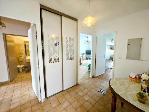 Kúpeľňa v ubytovaní 2 bedroom flat with terrasse & car-park Nice Ouest