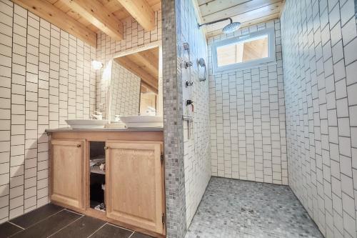 Bilik mandi di Gite Flâneurs Grande Maison de campagne 10-15 personnes