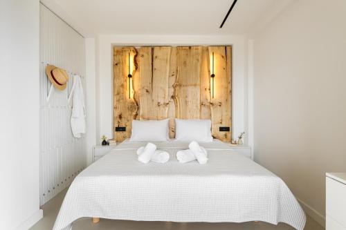 ニキティにあるConstance's House Seaside Villa in Nikitiの白いベッドと枕が2つある寝室