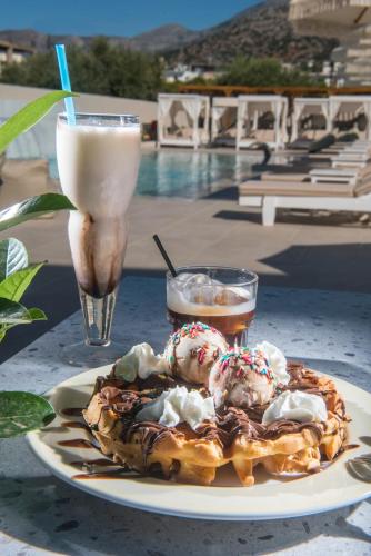 un piatto di waffle con gelato e una bevanda di Meramaglia Hotel a Mália