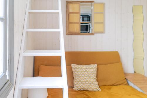 un salon avec une échelle et un canapé dans l'établissement charmante studette remblai des sables d olonne, à Les Sables-dʼOlonne