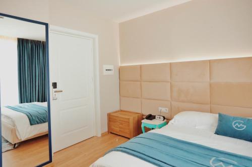 Una cama o camas en una habitación de Grand Mirage