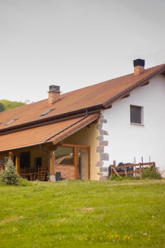 a large white house with a grassy yard at Hostal Rural Iratiko Urkixokoa in Orbaiceta