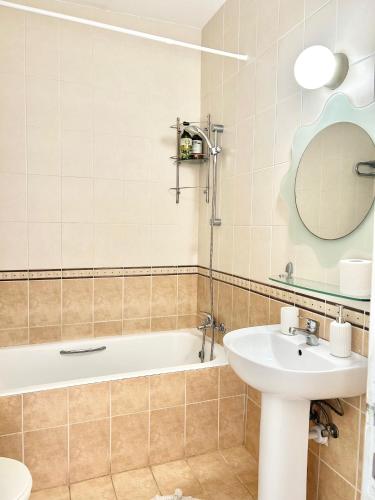 EDEN Apartment tesisinde bir banyo