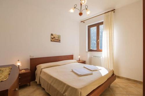 Postel nebo postele na pokoji v ubytování Casa Vacanze Dalisa Ulivo B con Parcheggio