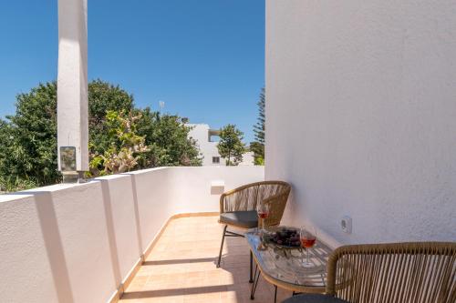 a small balcony with a table and two chairs at Pergola in Pollonia