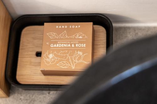 a small sign sitting on top of a wooden drawer at Pergola in Pollonia