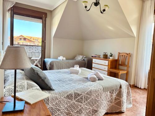 A bed or beds in a room at Apartamentos Pineda