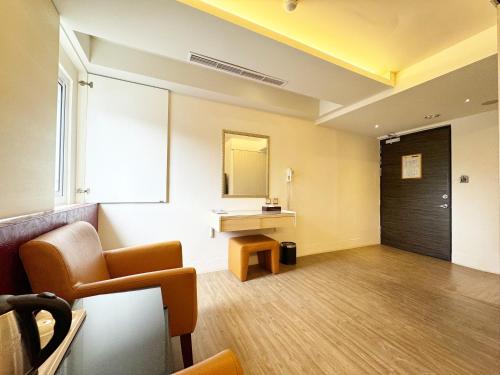 a waiting room with a chair and a mirror at Ai Lai Fashion Hotel in Taichung
